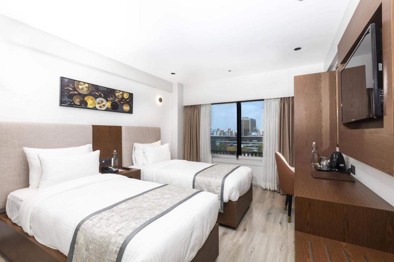 Ramee International Surat Hotel Exterior foto