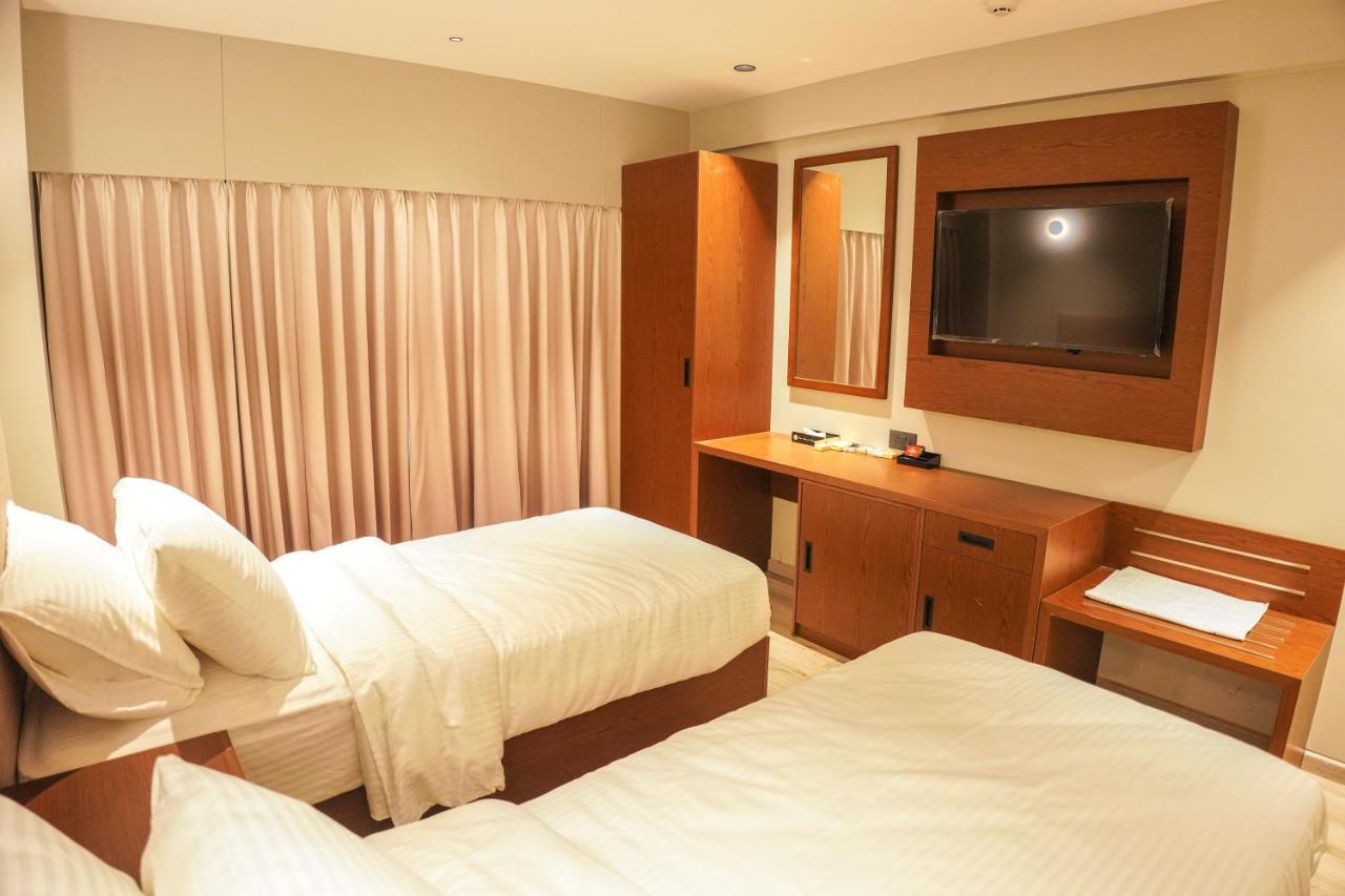 Ramee International Surat Hotel Exterior foto