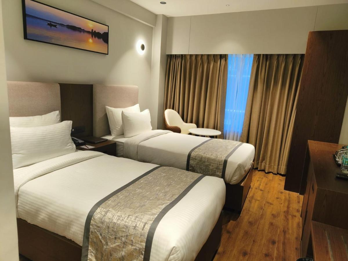 Ramee International Surat Hotel Exterior foto