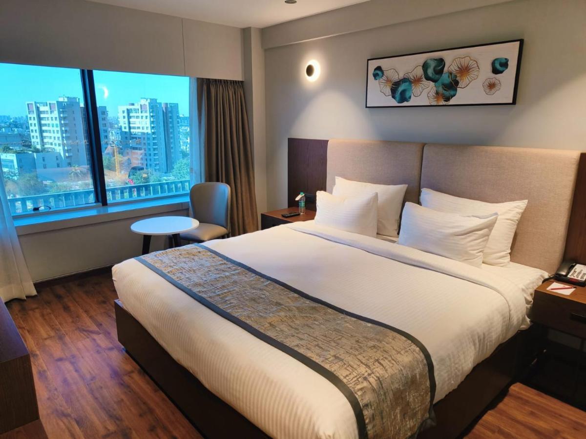 Ramee International Surat Hotel Exterior foto